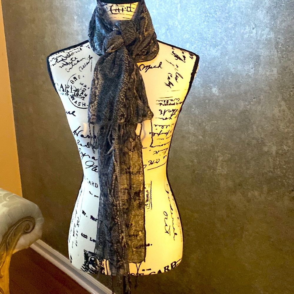 Chic elegant chiffon style scarf in a beautifully detailed pattern.
